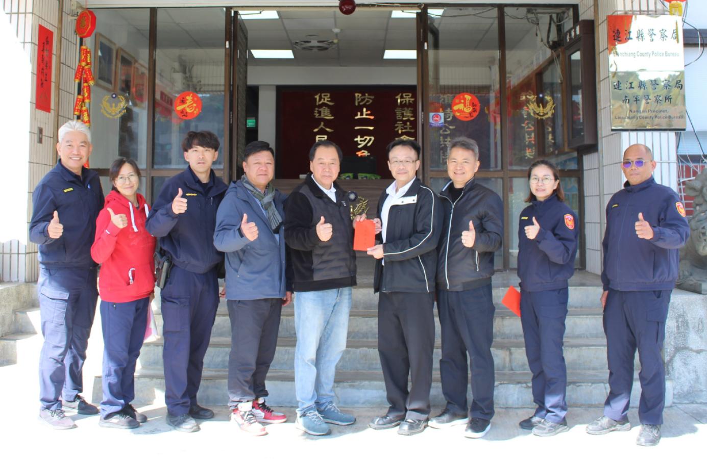 連江縣警友會理事長張永江致贈縣警局春節加菜金
