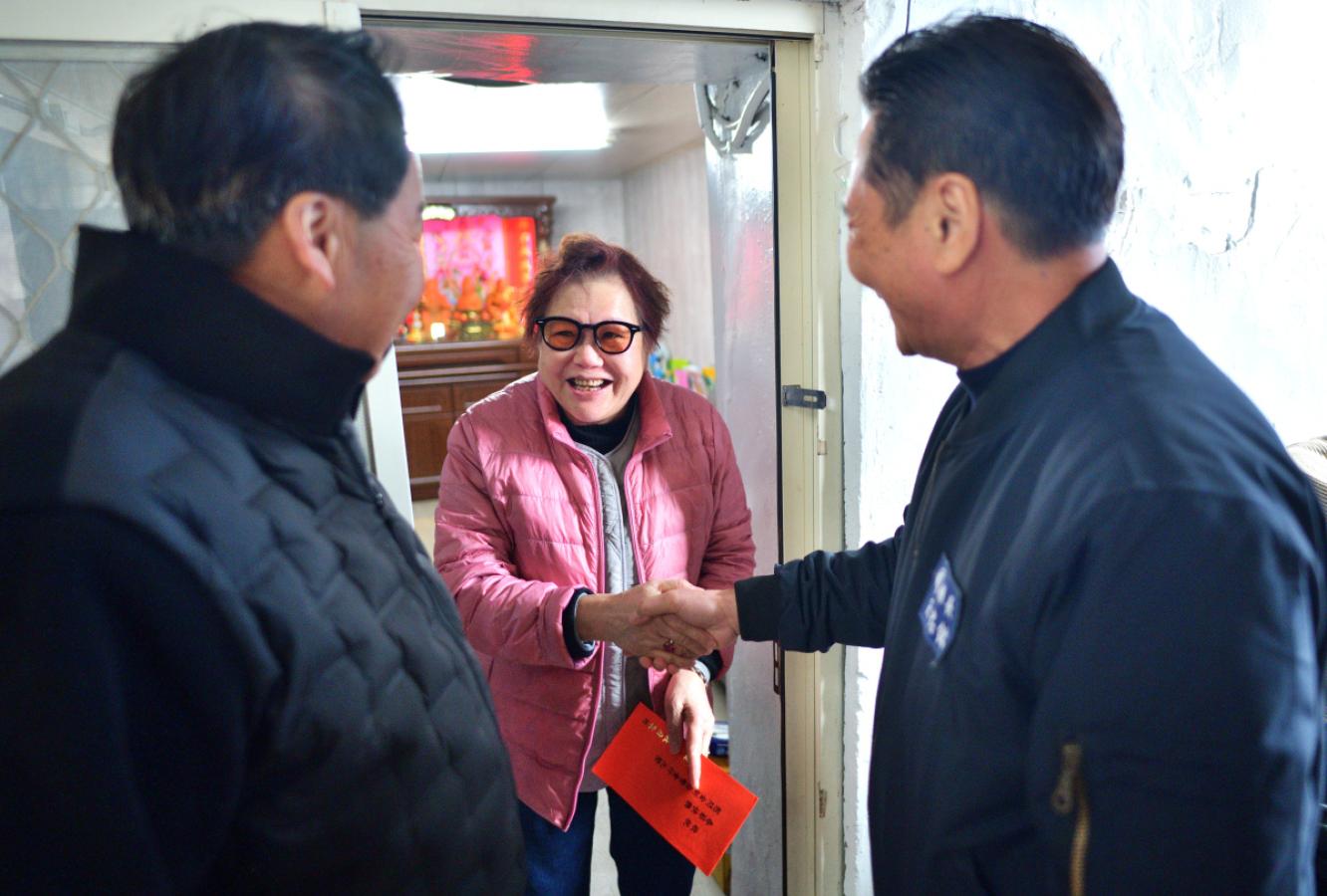 府會首長走訪東引 發放春節慰問金