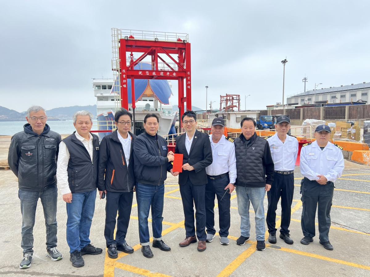 新臺馬輪歲修完成 府會首長致贈春節加菜金