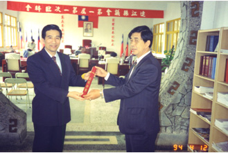 縣長曹常順頒發第一屆縣議會副議長當選證書